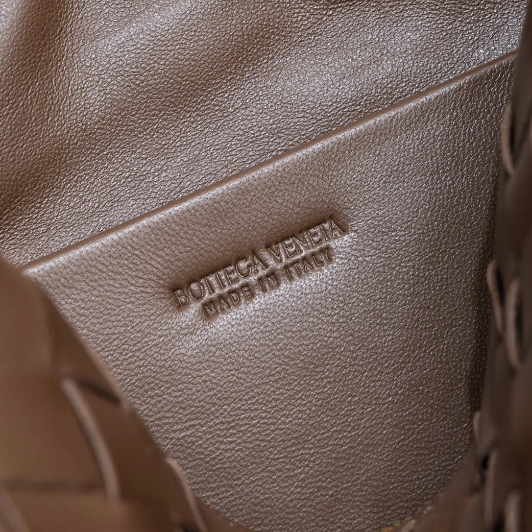 Batch 1260 B's new model is coming🔥Classic woven logo✅ The bag body is made of selected original sheepskin. The texture is soft and waxy. The simple square bag body is classic and versatile. The internal design is very practical. It has a large space and has an adjustable iconic leather drawstring. It can be said to be both elegant and practical. The design is very simple and elegant, with a kind of literary and retro style. Size 22x15x8, model: 6684#